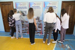 Уроки мужества "Мы помним подвиг солдата" и патриотические выставки прошли в СОШ № 26 города Астрахани